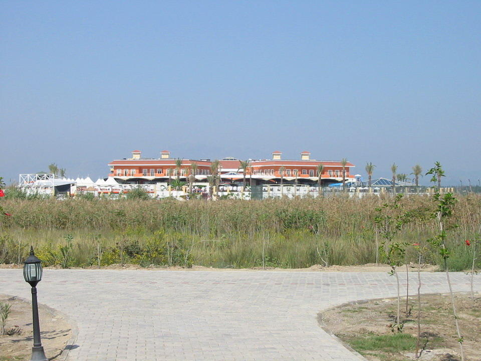Blick vom Strand zum Hotel Crystal Paraiso Aqua Collection