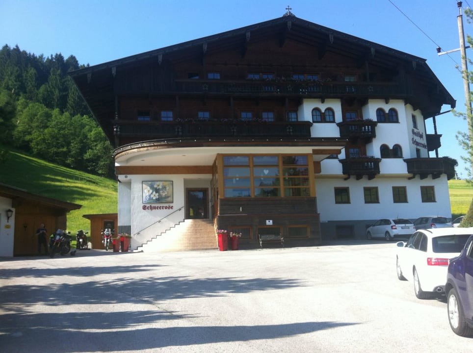 Eingang mit Parkplatz Pension Schneerose