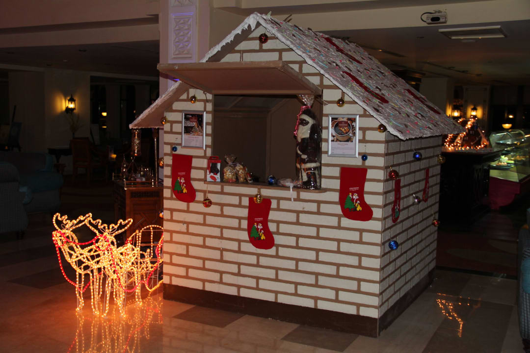 Weihnachtsdeko in der Lobby Steigenberger ALDAU Beach Hotel