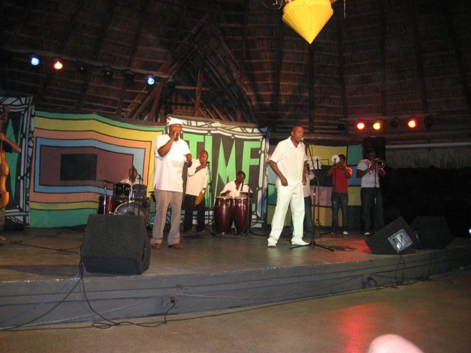 Kubanische Band auf der Show-Bühne Hotel Gran Caribe Club Kawama