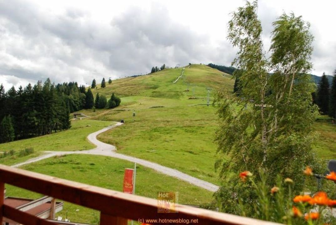 Blick zum Berg und Bikerstrecke Holzhotel Forsthofalm