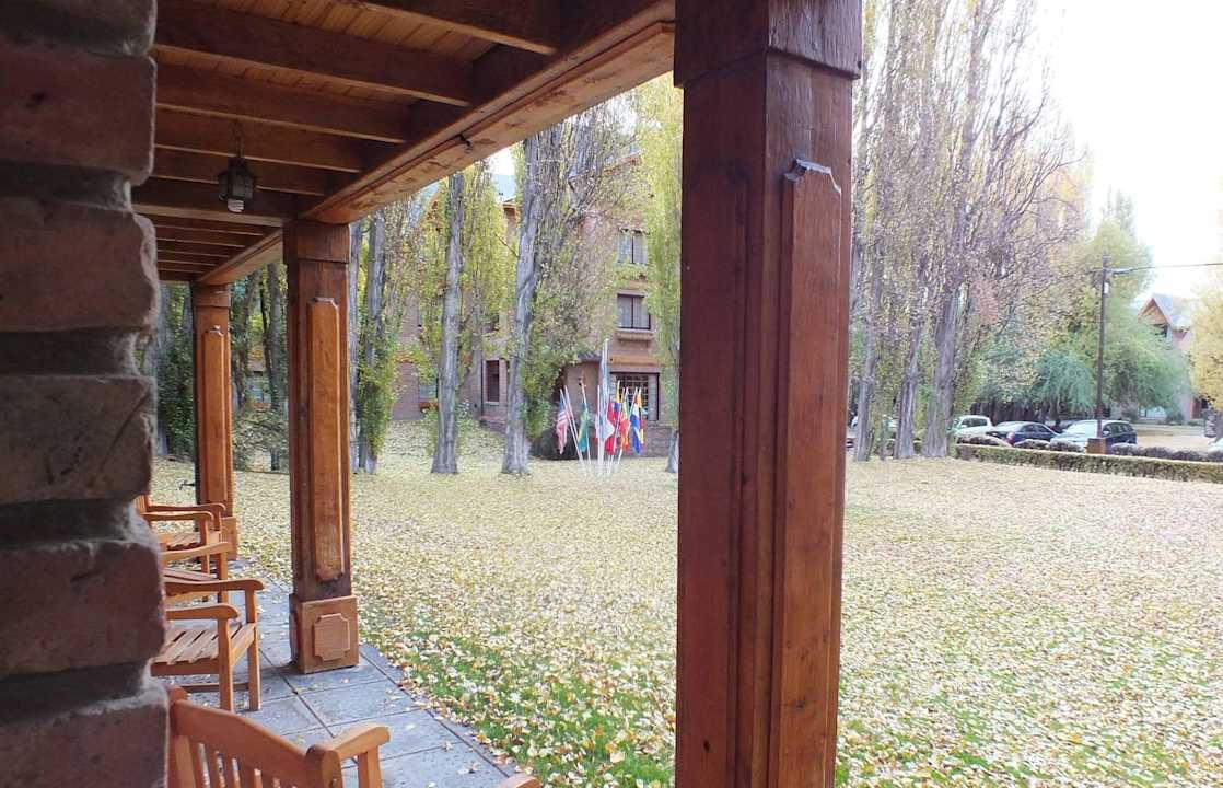 Терраса у номера на первом этаже Hotel Posada Los Alamos