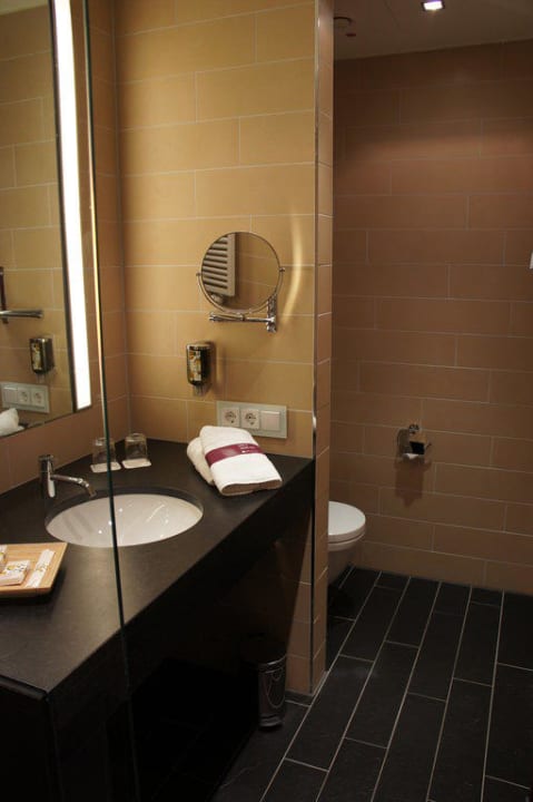 Badezimmer mit WC und Dusche AMERON Köln Hotel Regent