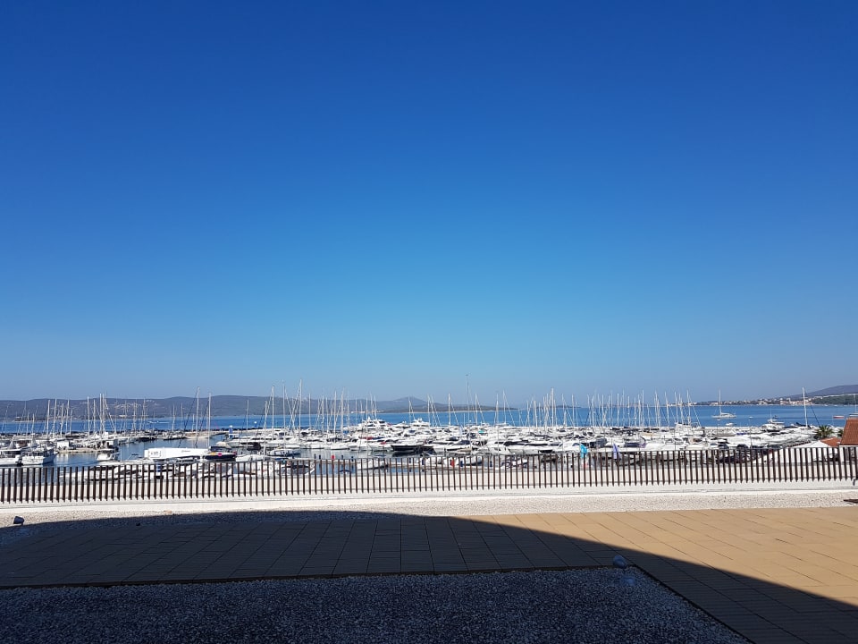 Außenansicht Hotel IN Biograd