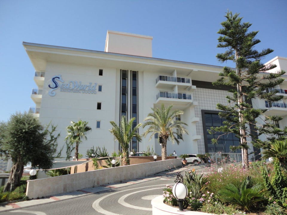 Auffahrt zum Hotel Seaden Sea World Resort & Spa