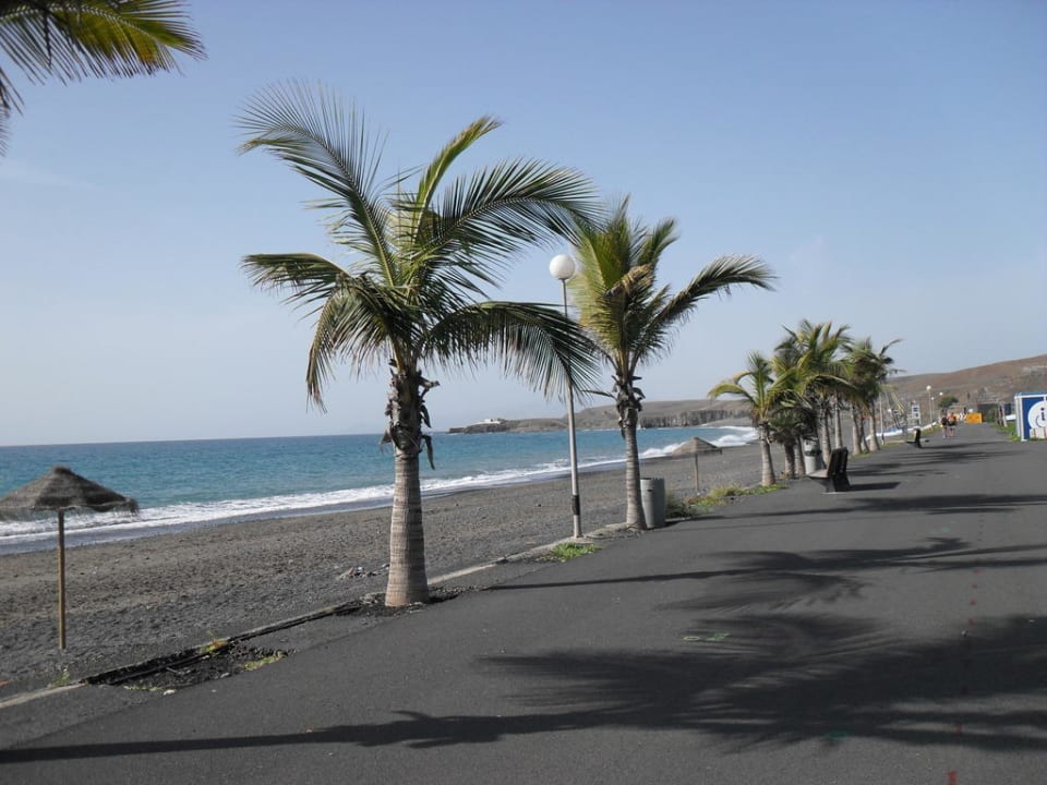 Dunkler Sand/Kies Strand vom Hotel aus R2 Bahía Playa Design Hotel & Spa - Adults Only