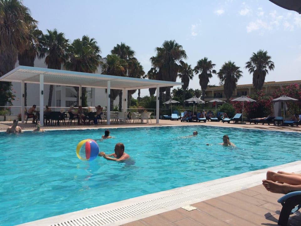 Pool und beschatteter Sitzbereich Cosmopolitan Kos