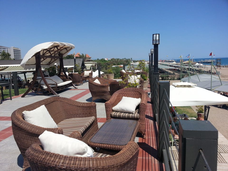 Tolle Sitzgelegenheiten oberhalb der Strand-Bar Limak Lara Deluxe Hotel & Resort