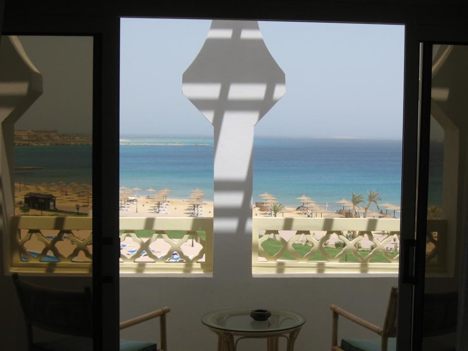Ausblick vom Zimmer auf den Strand Old Palace Resort Sahl Hasheesh