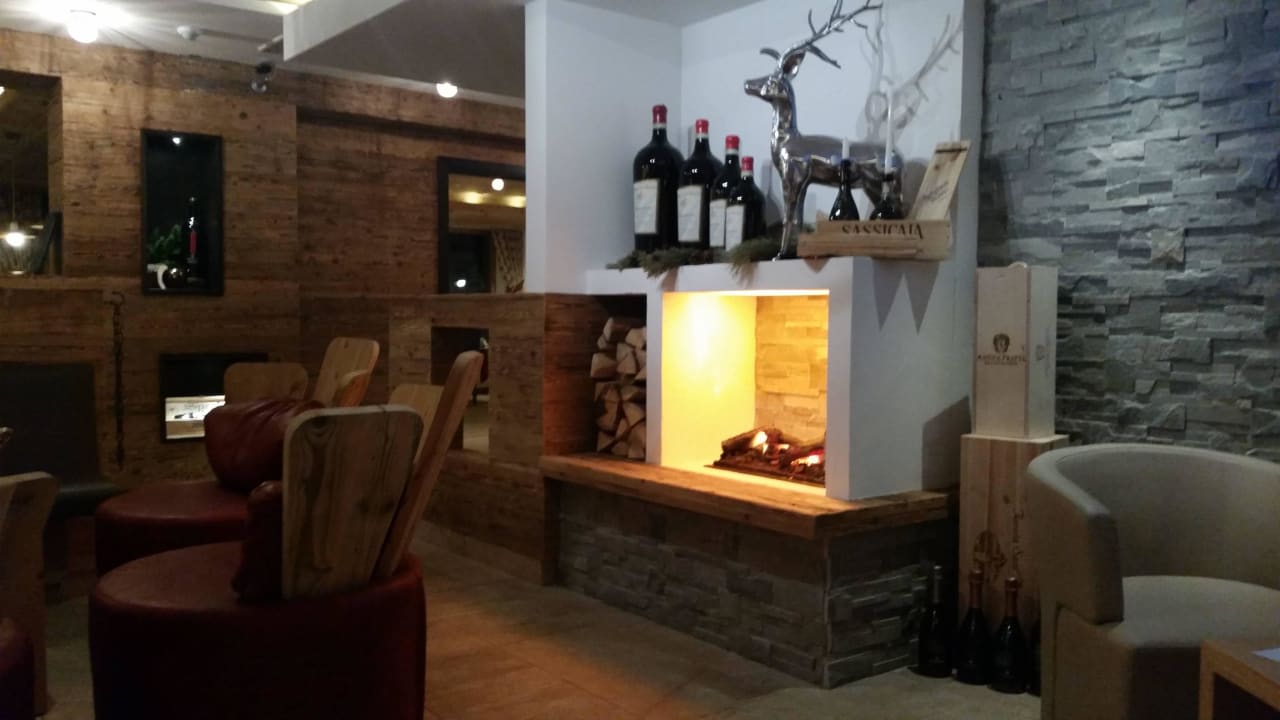 Barbereich mit Kamin Berggasthof Passo Sella