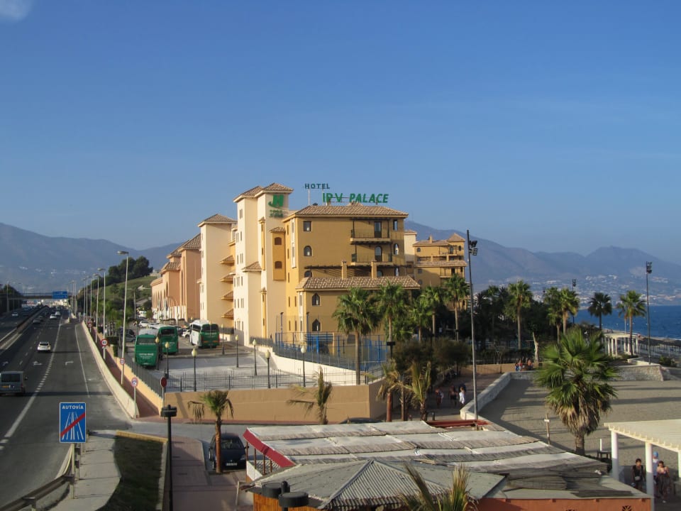 Blick von der Bushaltestelle. Die Autobahn hört man nicht Hotel IPV Palace & Spa
