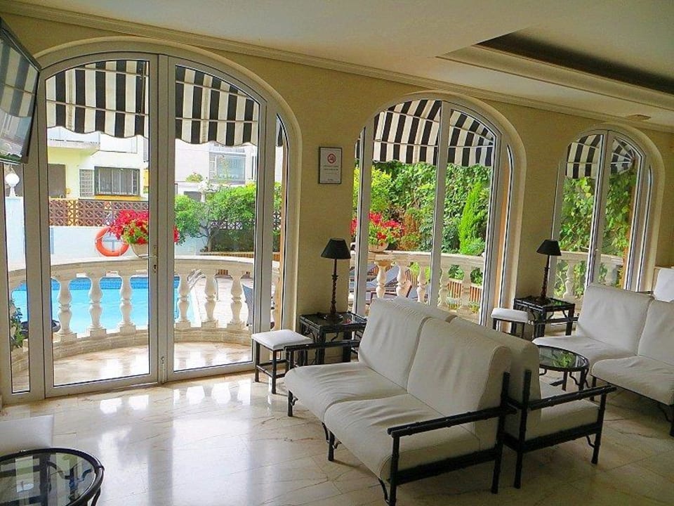 Blick von der Lobby zum Pool The 15 th Boutique Hotel