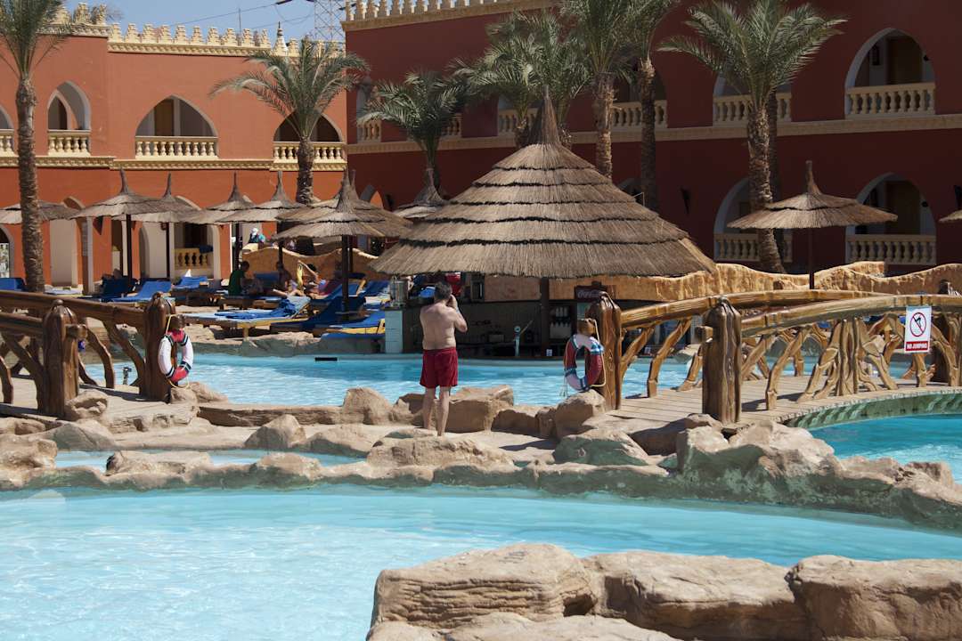 Aktivpool & Poolbar am Morgen Pickalbatros Alf Leila Wa Leila Resort - Neverland Hurghada