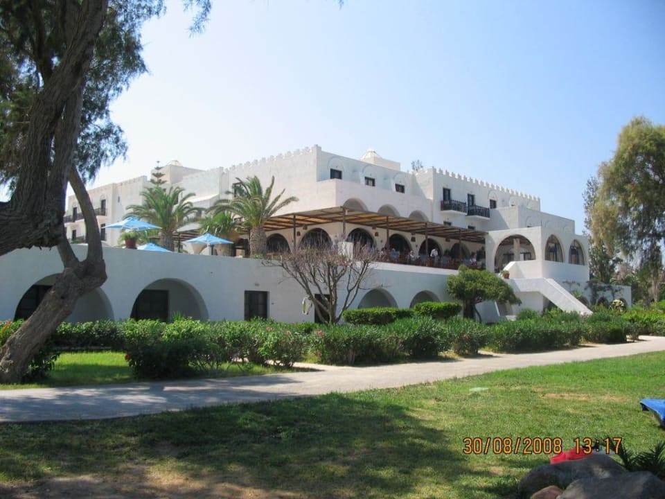 Blick vom Strand auf Hotel TUI BLUE Oceanis Beach and Spa Resort