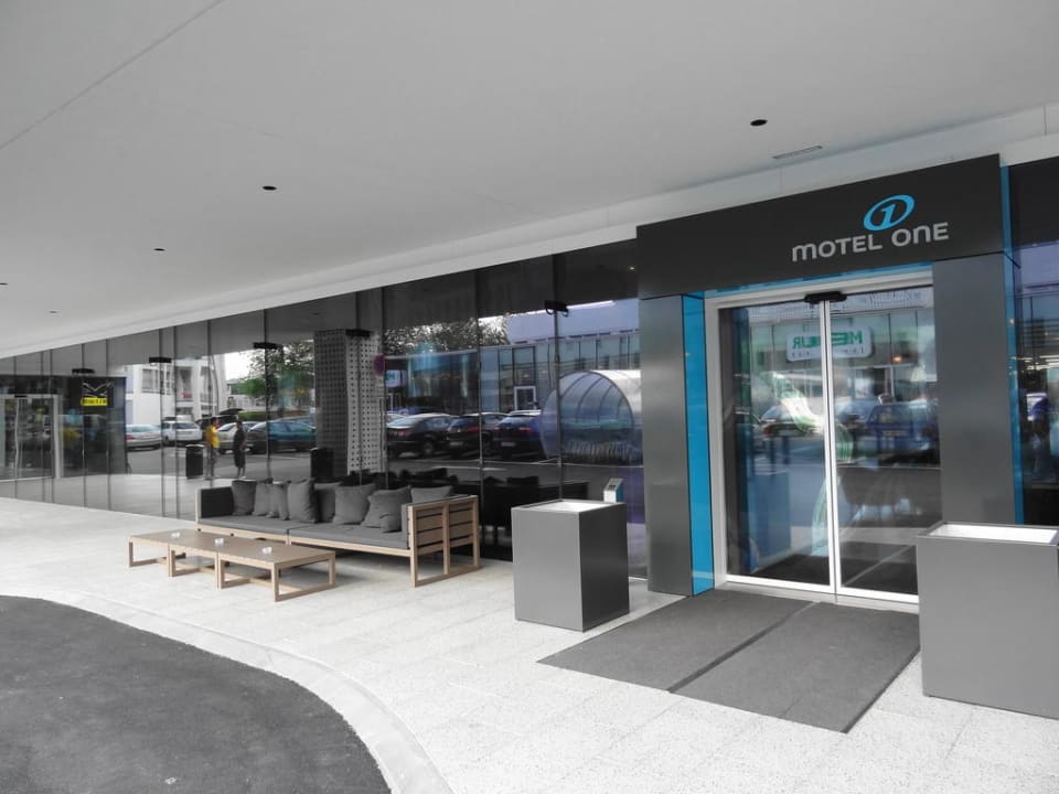 Außenansicht  vom Innenhof Motel One Salzburg
