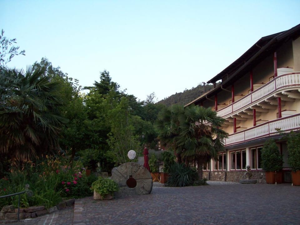 Blick auf Nebengebäude Schloss Hotel Korb