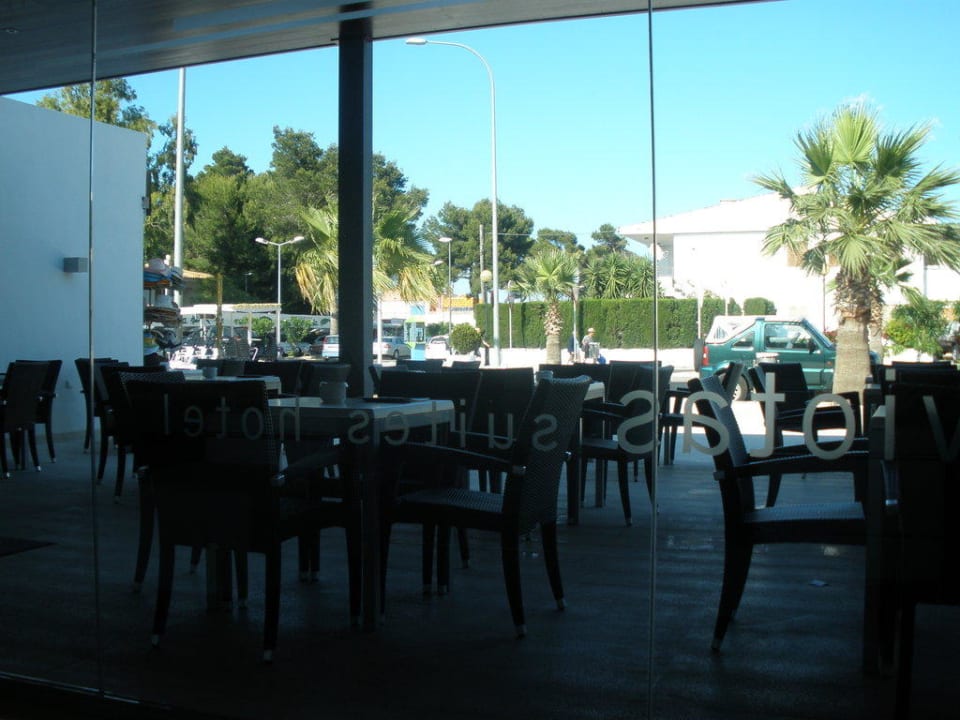 Blick auf den Außenbereich der Bar Las Gaviotas Suites Hotel