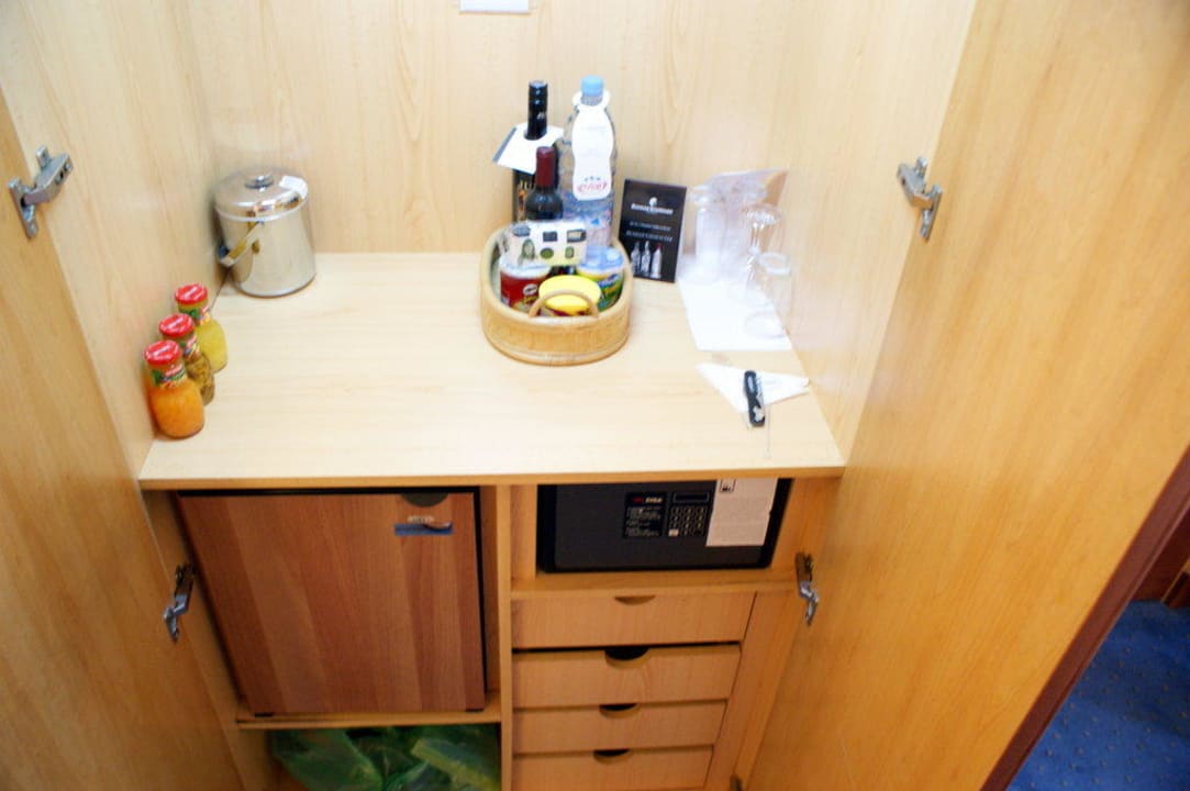 Minibar, Safe und Snackkorb Le Meridien Mina Seyahi Beach Resort & Waterpark