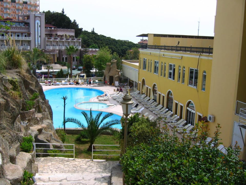 Poolanlage mit Hotel Larina Resort Spa & Hotel