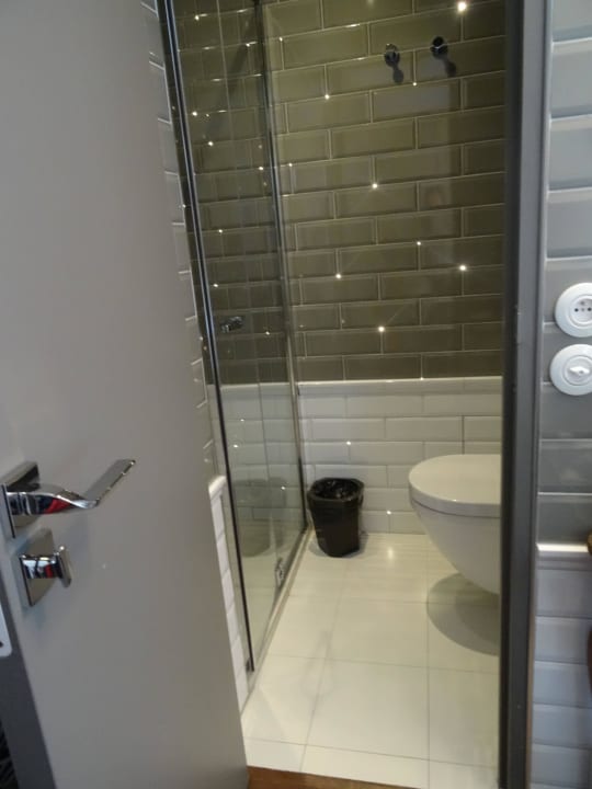 Extrem kleine Nasszelle mit Toilette Hotel Exquis
