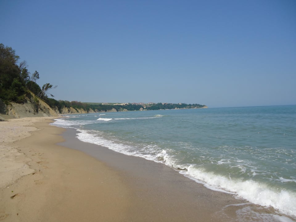 Weitläufiger Strand neben Hotel Sol Luna Bay