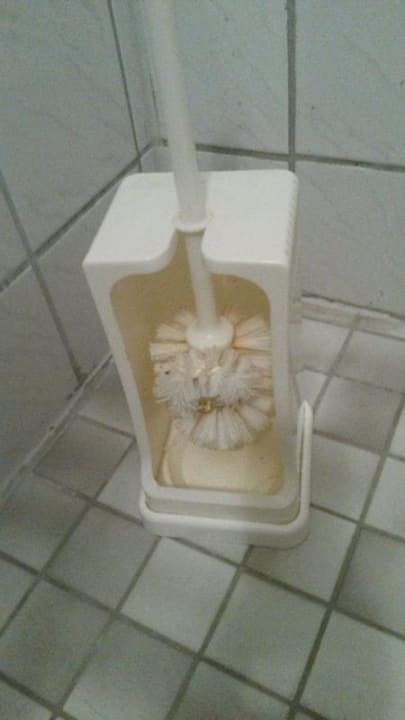 WC-Bürste mit Kot-Resten vom Vormieter vorhanden. Hotel Brückenhof