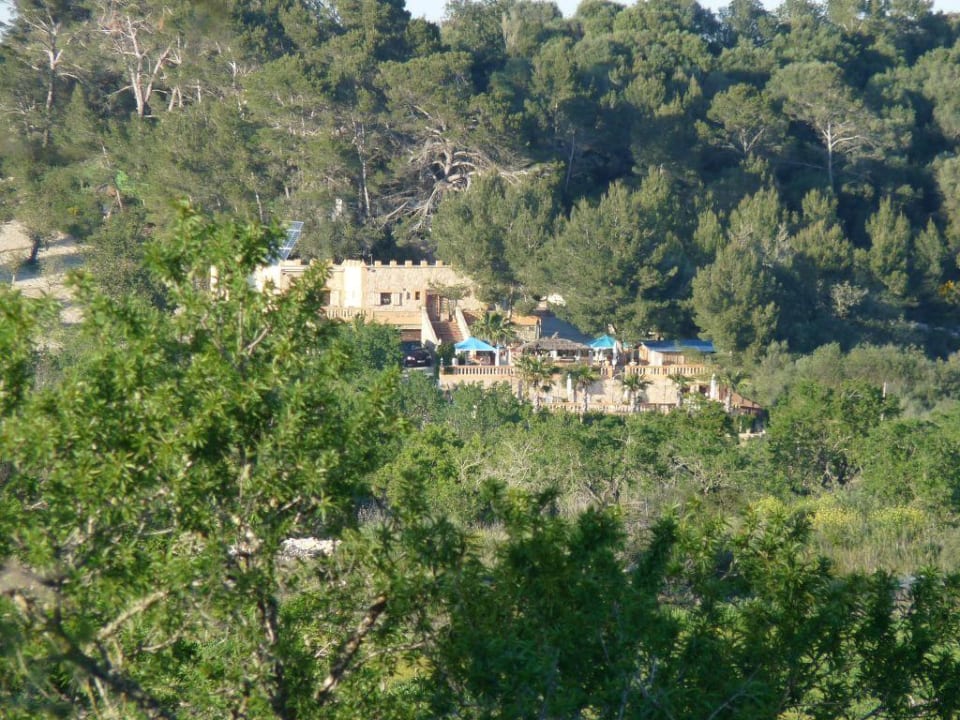 Blick vom gegenüberliegenden Hang auf die Finca Finca Montana