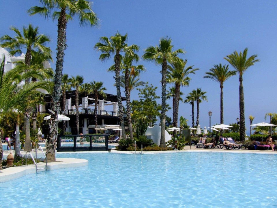 Der Poolbereich vom Hotel H10 Estepona Palace
