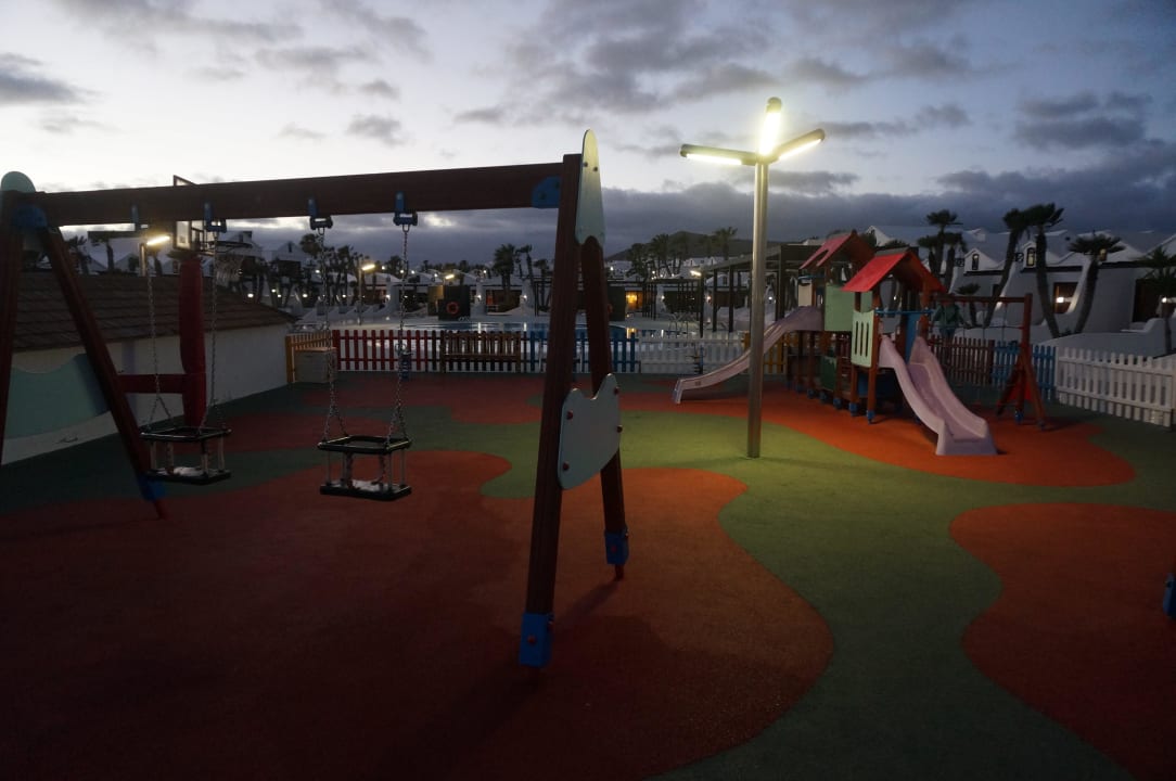 Spielplatz bei Abendämmerung Hotel Sands Beach Resort