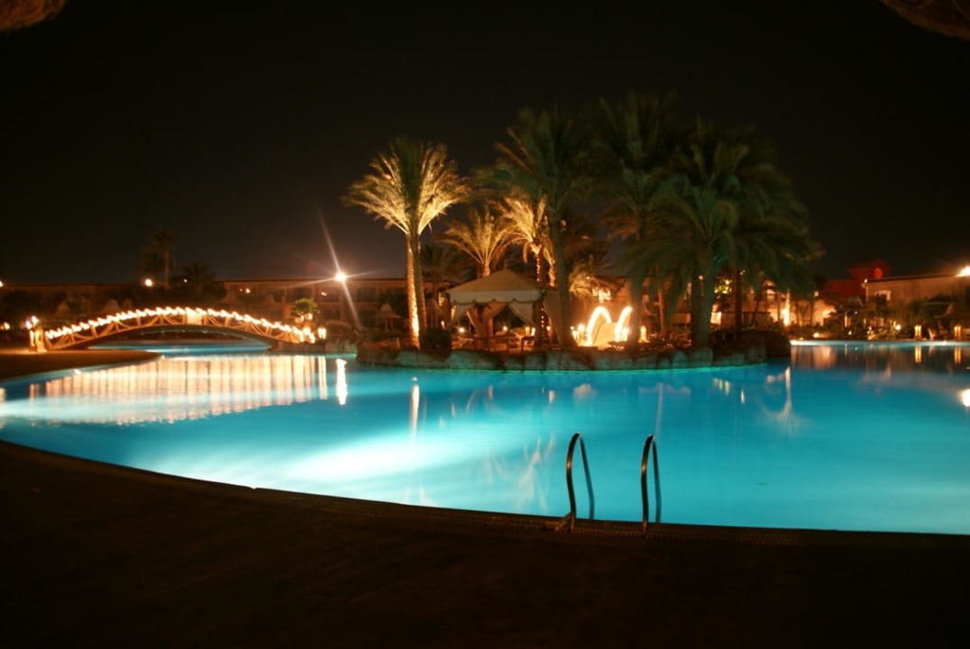 Basen noca Parrotel Beach Resort