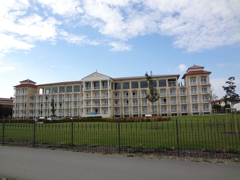 Blick aufs Hotel von der Strandpromenade Morada Strandhotel Ostseebad Kühlungsborn