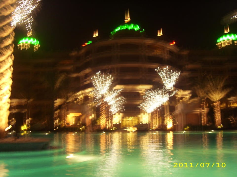 Pool und Hotel bei Nacht Kempinski Hotel & Residences Palm Jumeirah