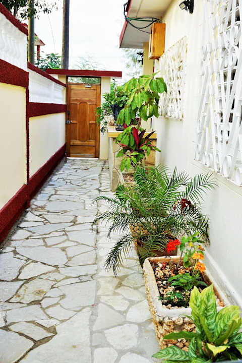 Zugang von den Apartments zur Straße Ferienhaus Villa MariEnzo