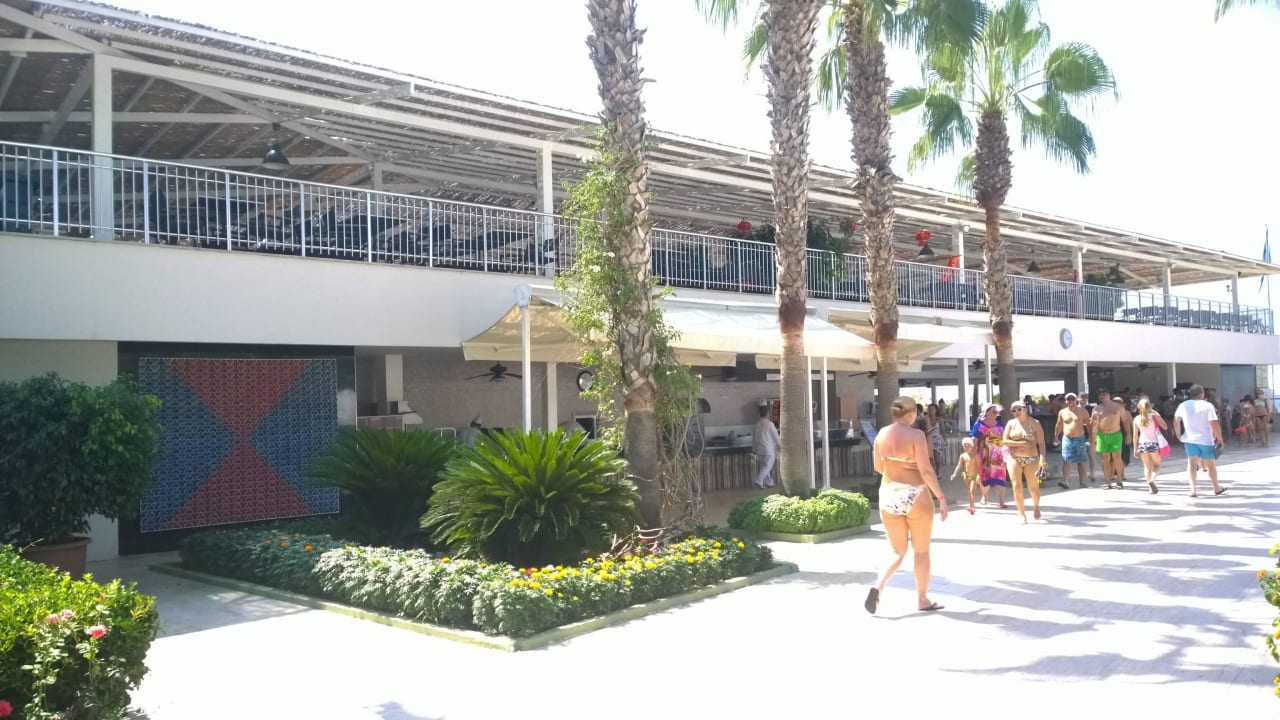 Pool- (und oben: Spezialitäten) Restaurants Botanik Hotel & Resort