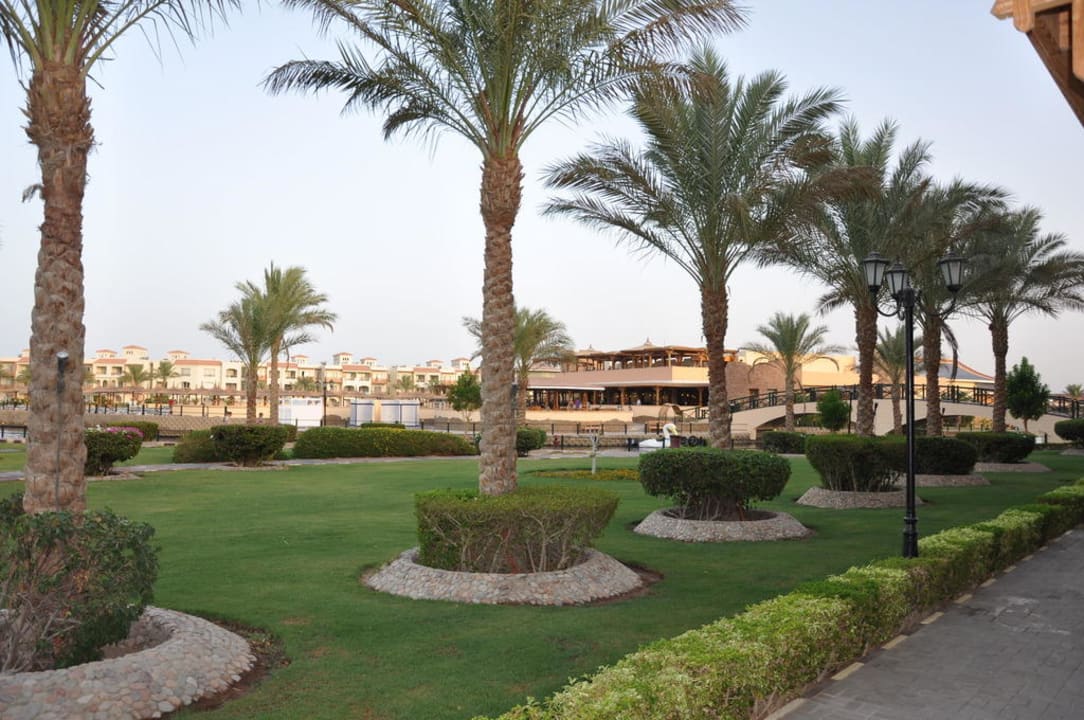 Blick von der Terrasse in den Garten und Pool Pickalbatros Dana Beach Resort - Hurghada