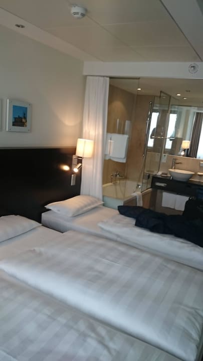 Fotografiert direkt vom Fenster ins Zimmer rein Park Inn by Radisson Berlin Alexanderplatz