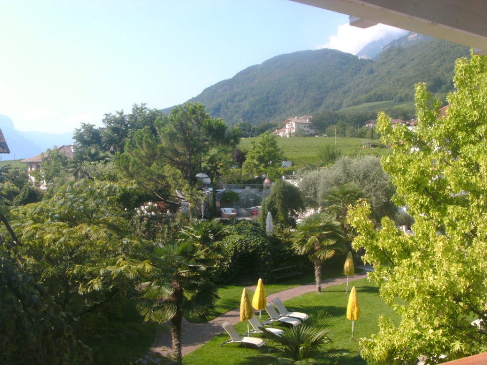 Blick vom Balkon in den Garten Lake Spa Hotel SEELEITEN