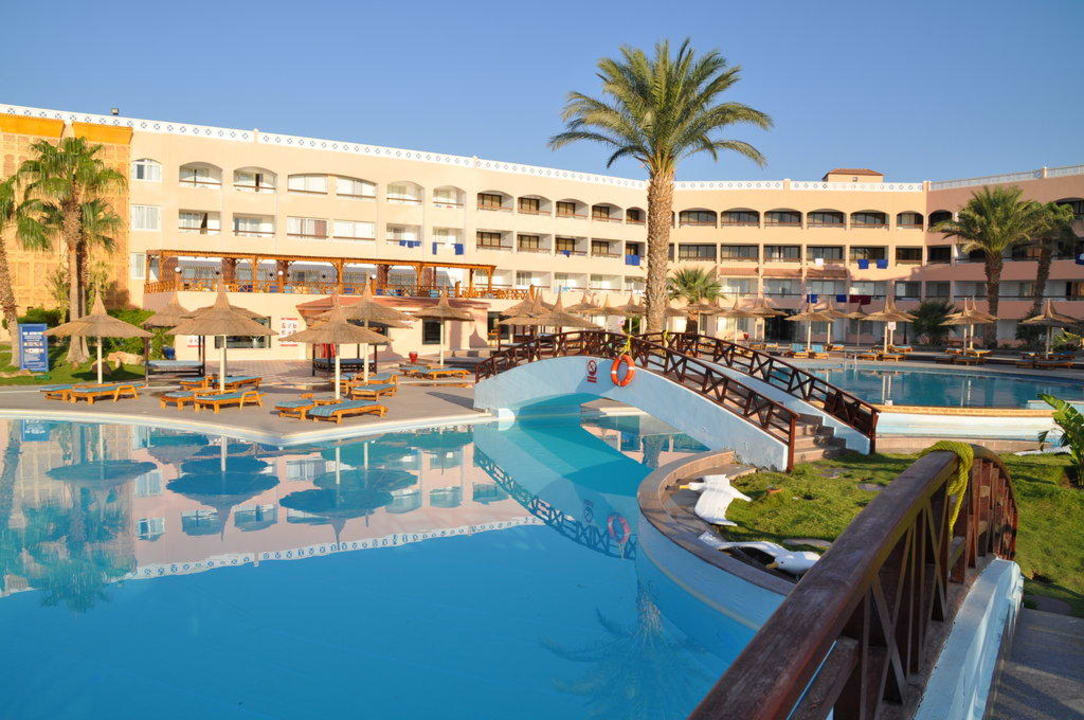 Poolanlage beim Strand Beach Albatros Resort