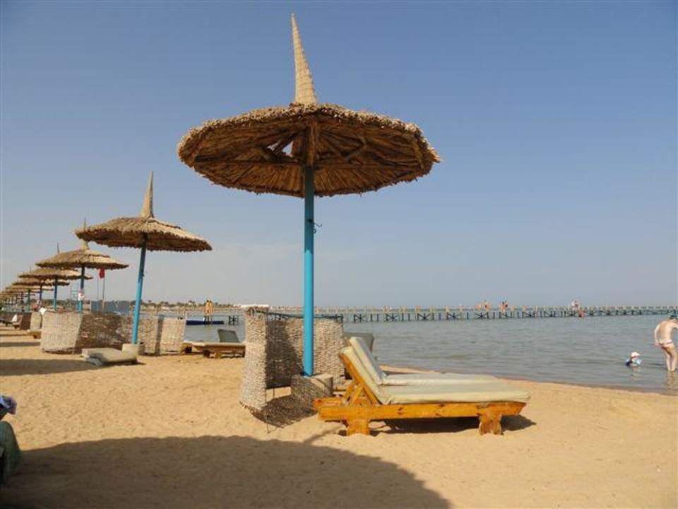 Einsame Liege am Strand Hotel Tropicana Azure Club