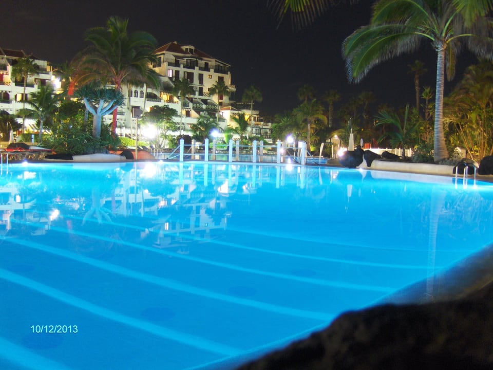 Pool by night Parque Santiago IV Official