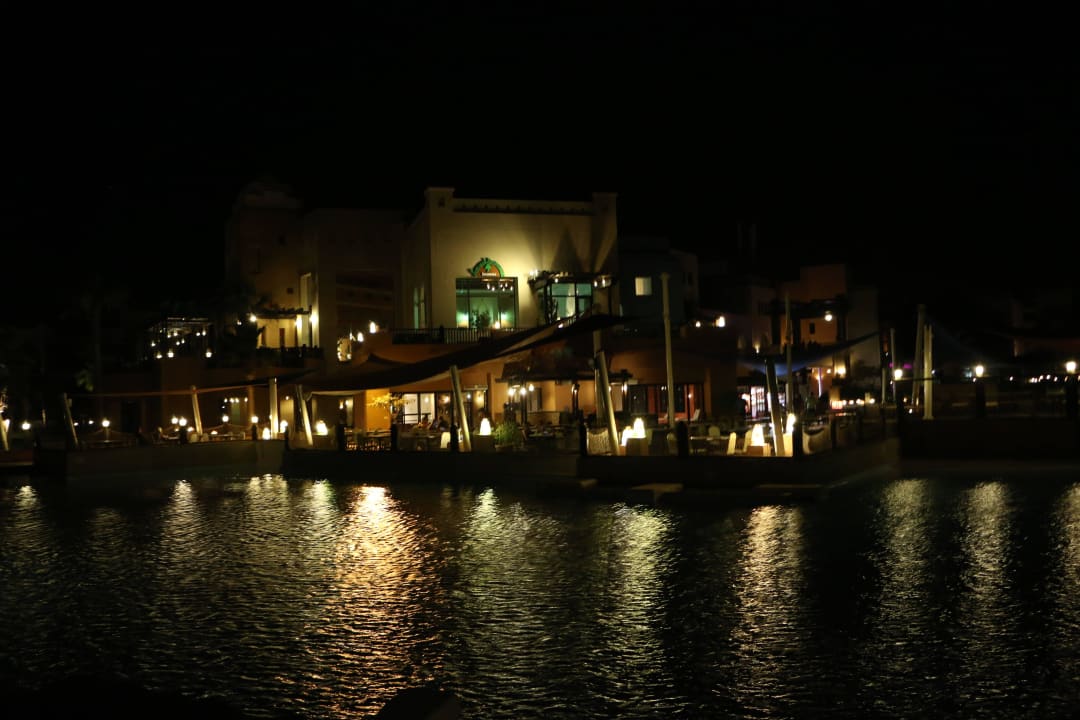 Haupthaus mit Restaurant bei Nacht Pickalbatros Sands Hotel - Port Ghalib