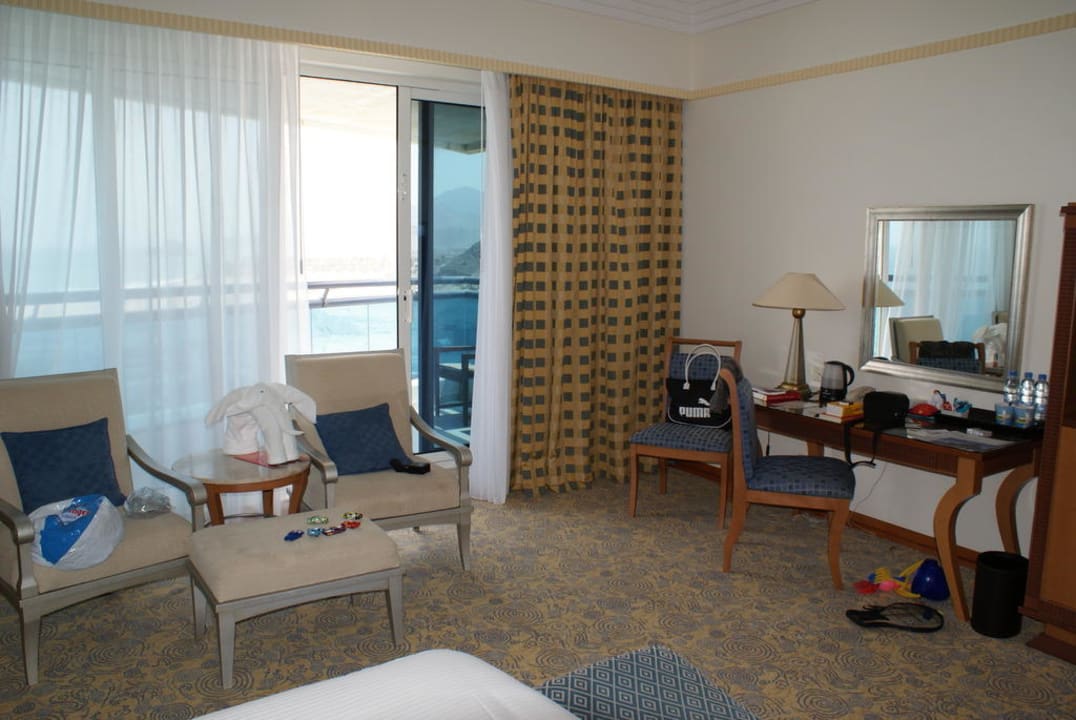 Balkon, Schreibtisch Hotel Le Meridien Al Aqah Beach Resort