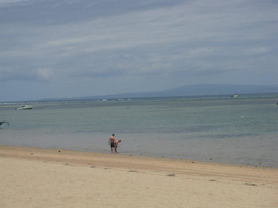 Strand direkt vor dem Hotel Puri Santrian