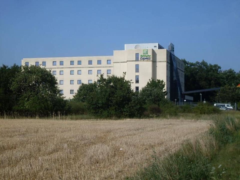 Blick von der Langener Straße Holiday Inn Express Frankfurt - Airport