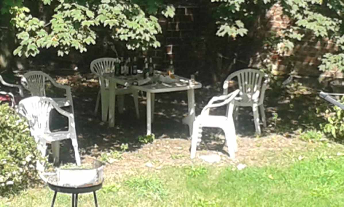 Garten mit Müll und leeren Alkoholflaschen Apartment Leipzig