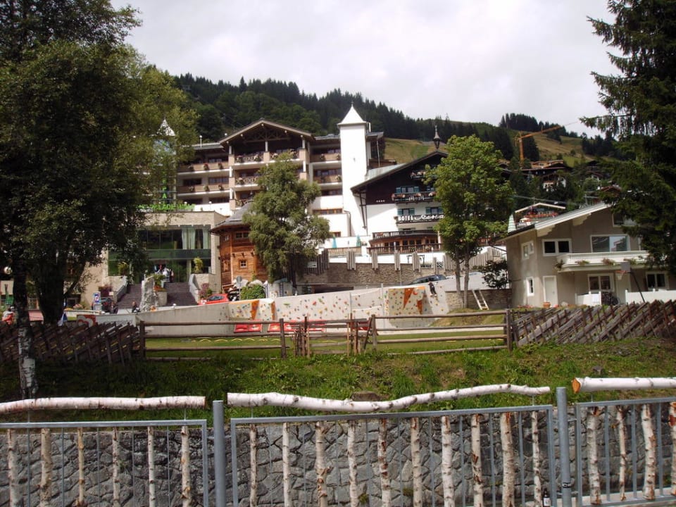 Vanuit het dorp zicht op het hotel The Alpine Palace