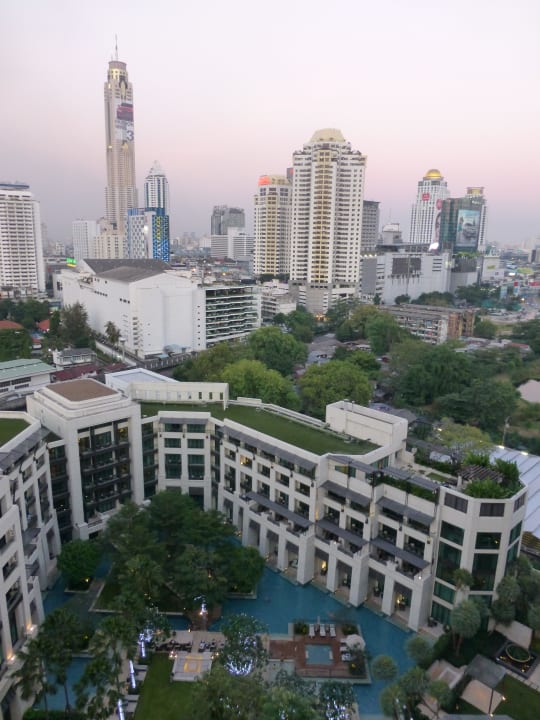 Blick auf Pool und Skyline Siam Kempinski Hotel Bangkok