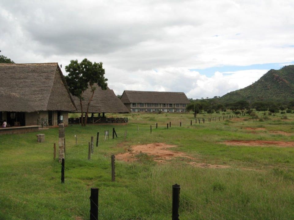 Blick auf die Bar und einen Teil der Zimmer Voi Wildlife Lodge