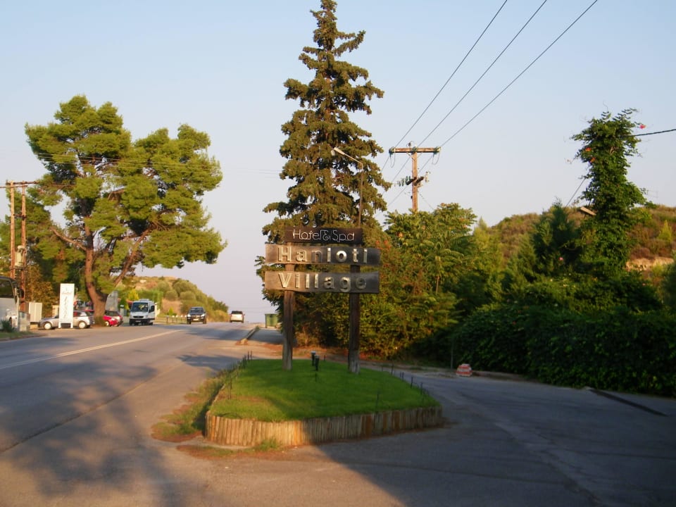 Zjazd do hotelu Hanioti Village Hotel