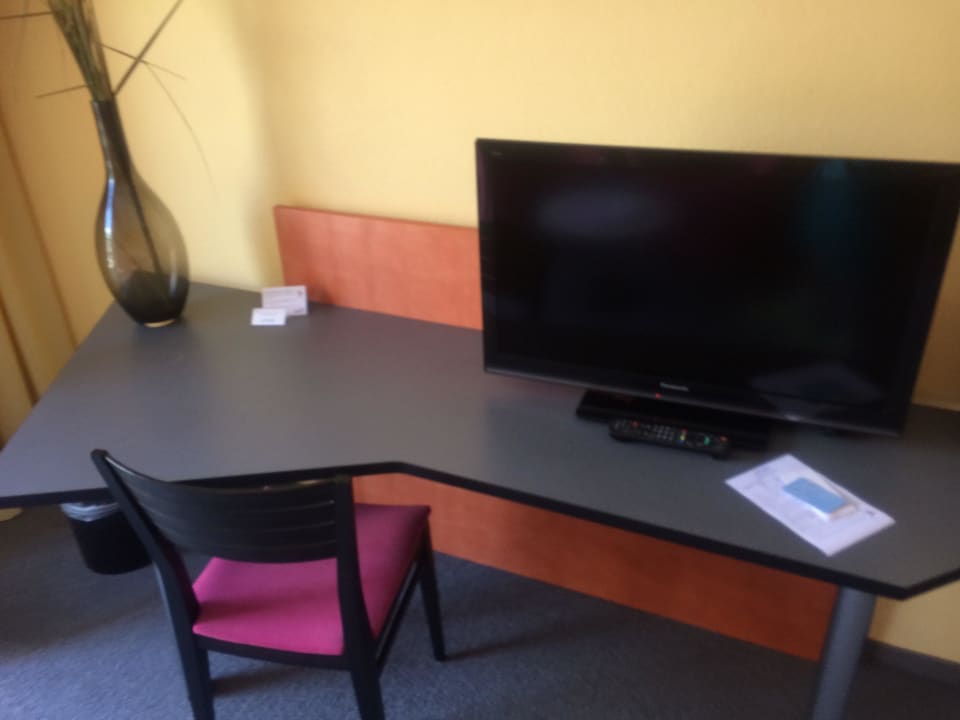 Schreibtisch mit TV Seehotel Wilerbad